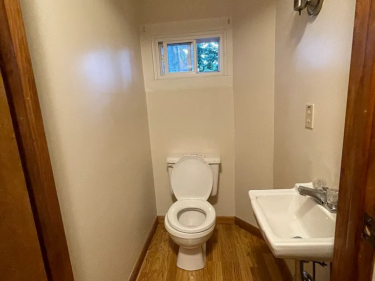 1043 Memorial Ave — Photo 15