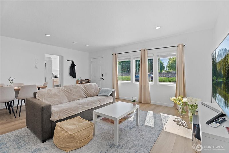 4th image of 538 Railroad Avenue S