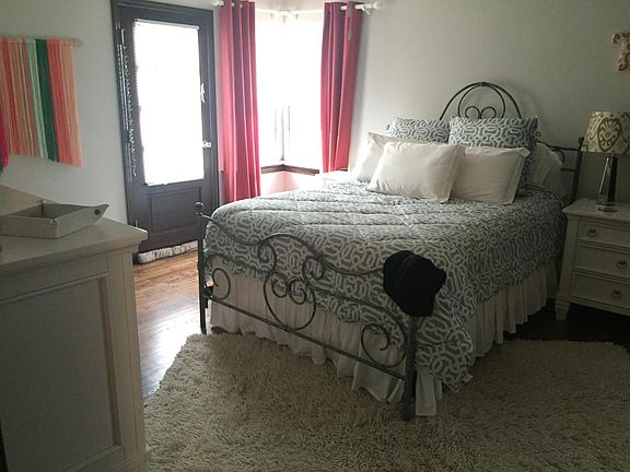 Spacious bedroom with Juliet baloney 