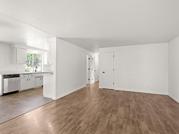 4th image of 557 Glenn Way