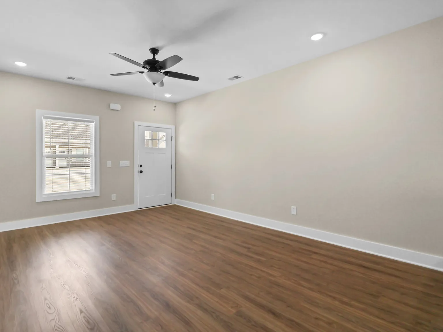 1007 Oak St — Photo 2