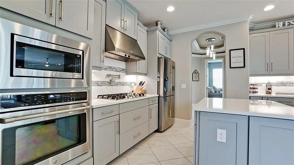 4 bed, 3.0 bath, 2930 sqft, $5,100 — Photo 2