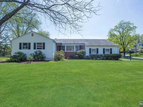 6 Oxford Pl, Cresskill, NJ 07626
