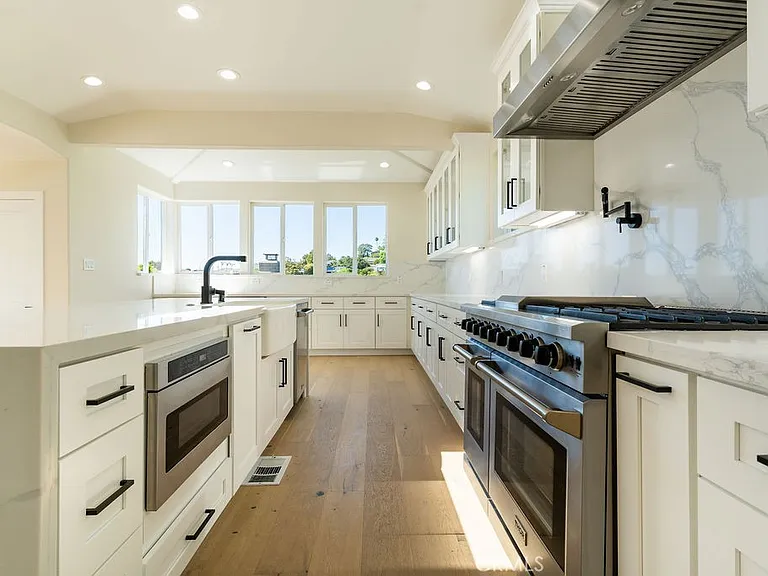 2850 Zell Dr — Photo 14