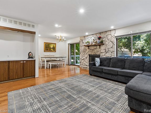 2nd image of 1077 Willow Grove Ct