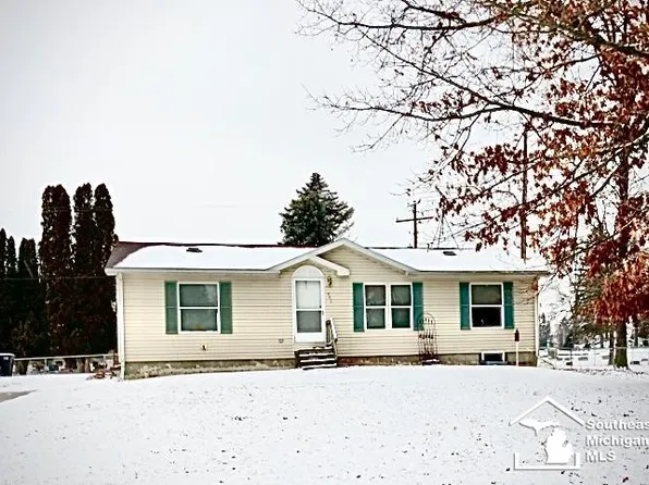 640 W Manor Dr, Manitou Beach, MI 49253