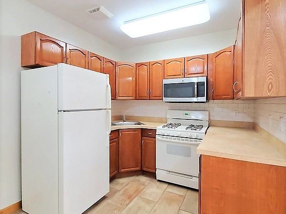 4th image of 1100 Putnam Ave
