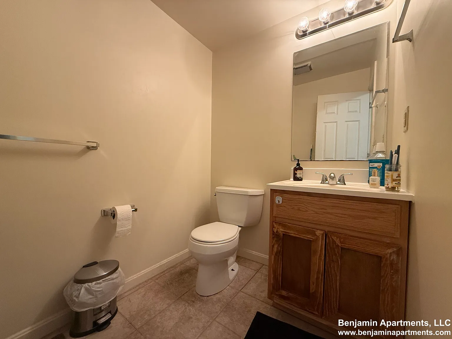 5 bed, 2.5 bath, 9999 sqft, $5,000 — Photo 4