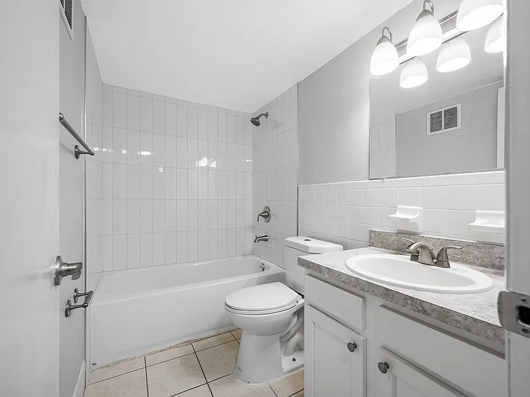KC Flats Apartments — Photo 24