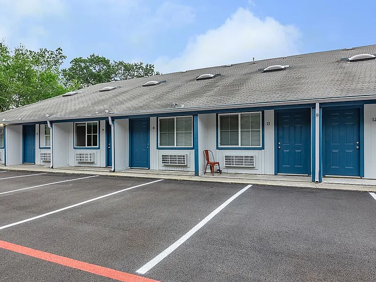 1306 N Main St — Photo 15