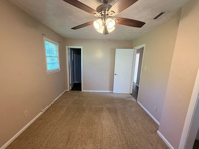 408 S College St — Photo 13