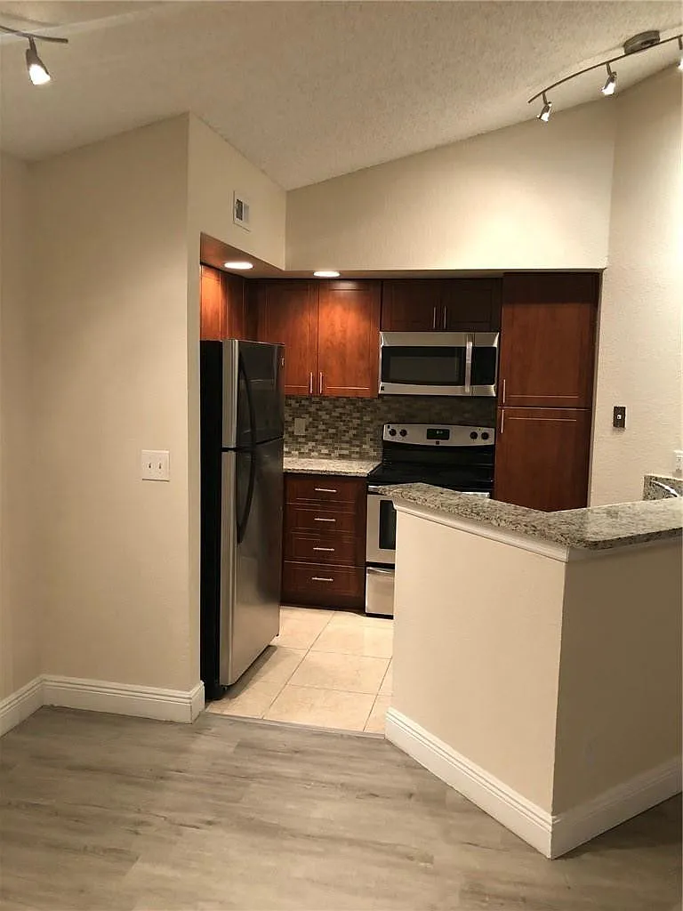 2 bed, 2.0 bath, 1065 sqft, $2,350 — Photo 3