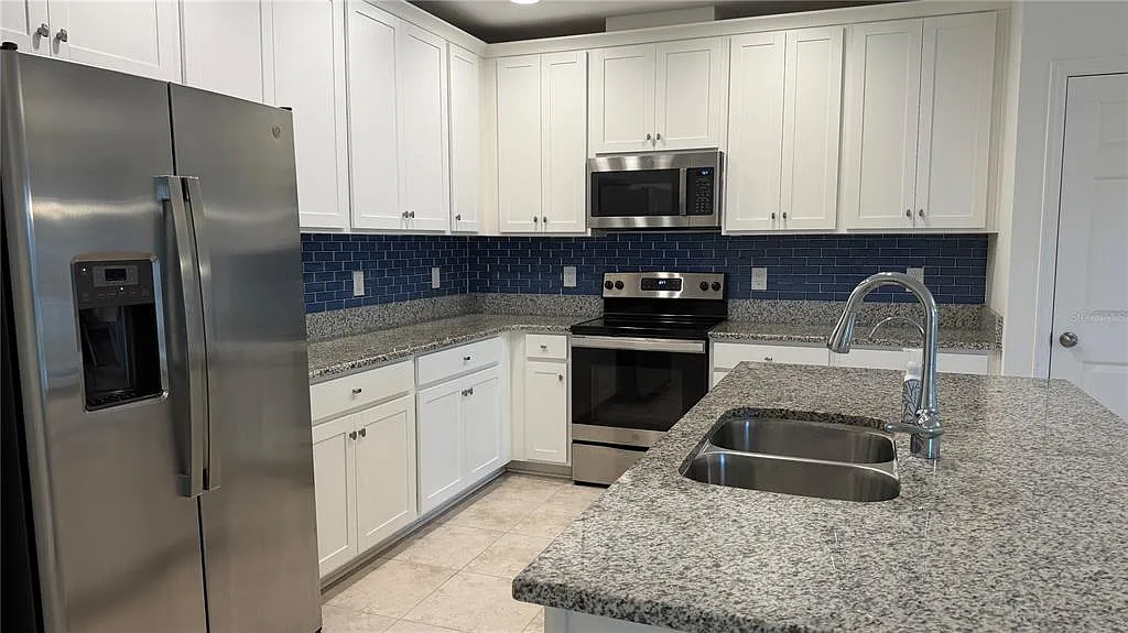 4 bed, 3.0 bath, 2098 sqft, $2,450 — Photo 3