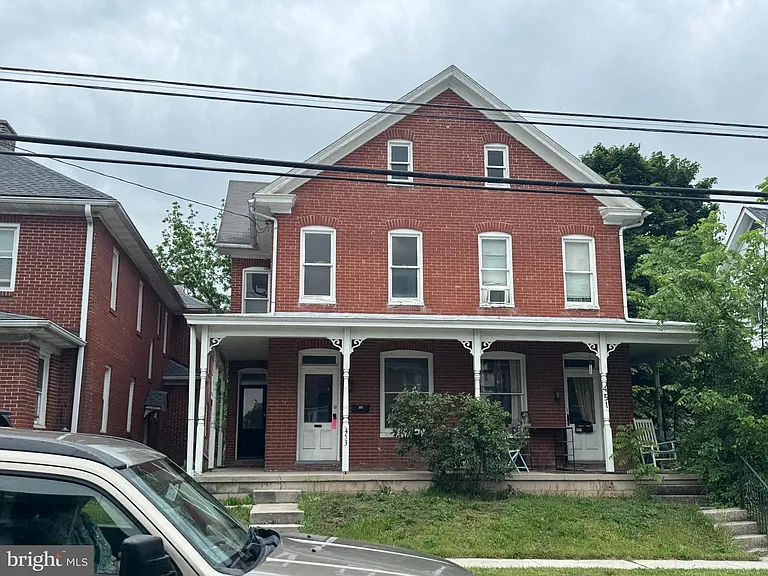 453 W Middle St — Photo 1