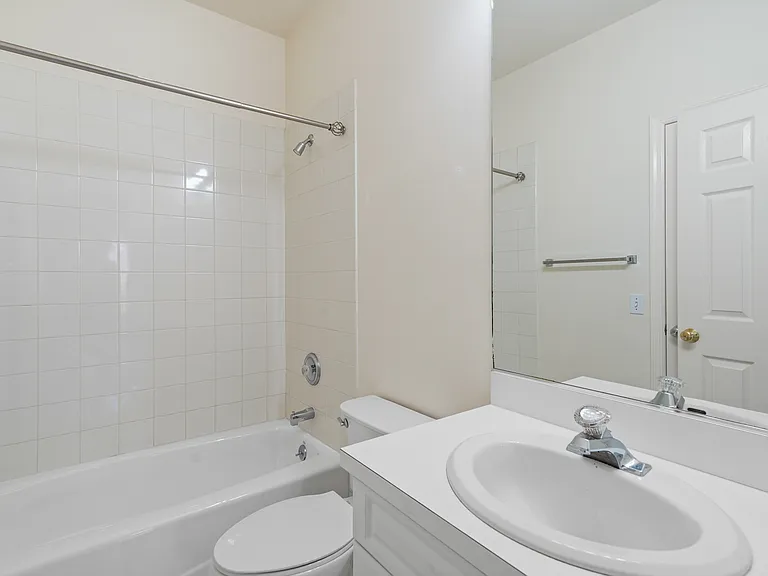 2435 Bedford St #21 — Photo 8