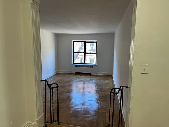 3rd image of 695 Walton Ave #5L