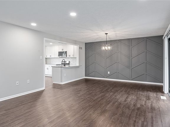 4th image of 2570 Hawthorne Dr