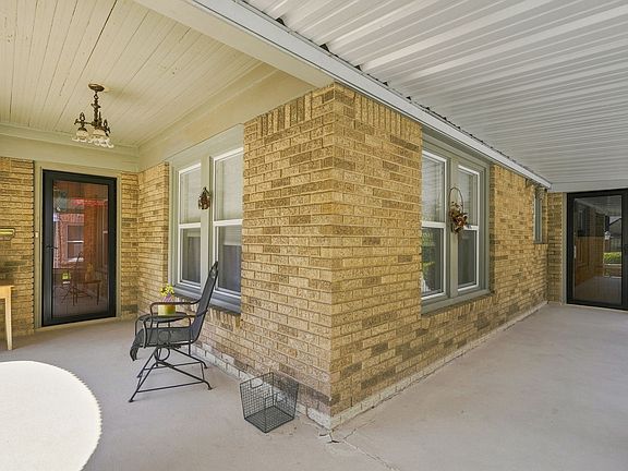 3rd image of 2215 Primrose Ave