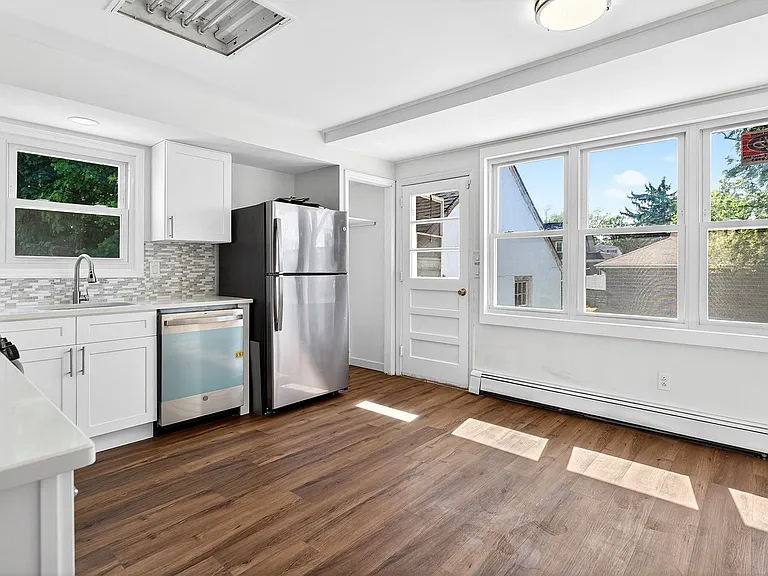 290-92 Louis St #1 — Photo 3