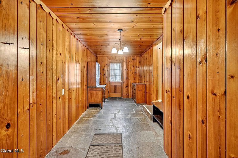 4th image of 1002 N Country Club Drive