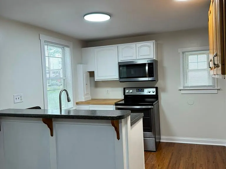 932 E Market St #4 — Photo 3