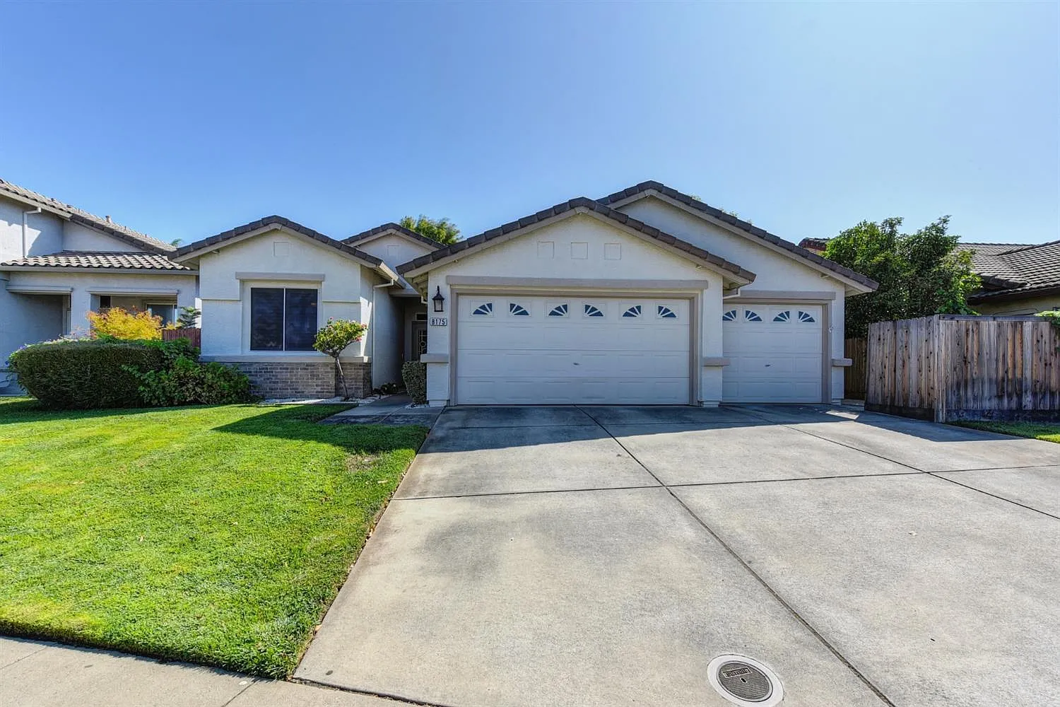 8175 Kingsbridge Dr photo 1