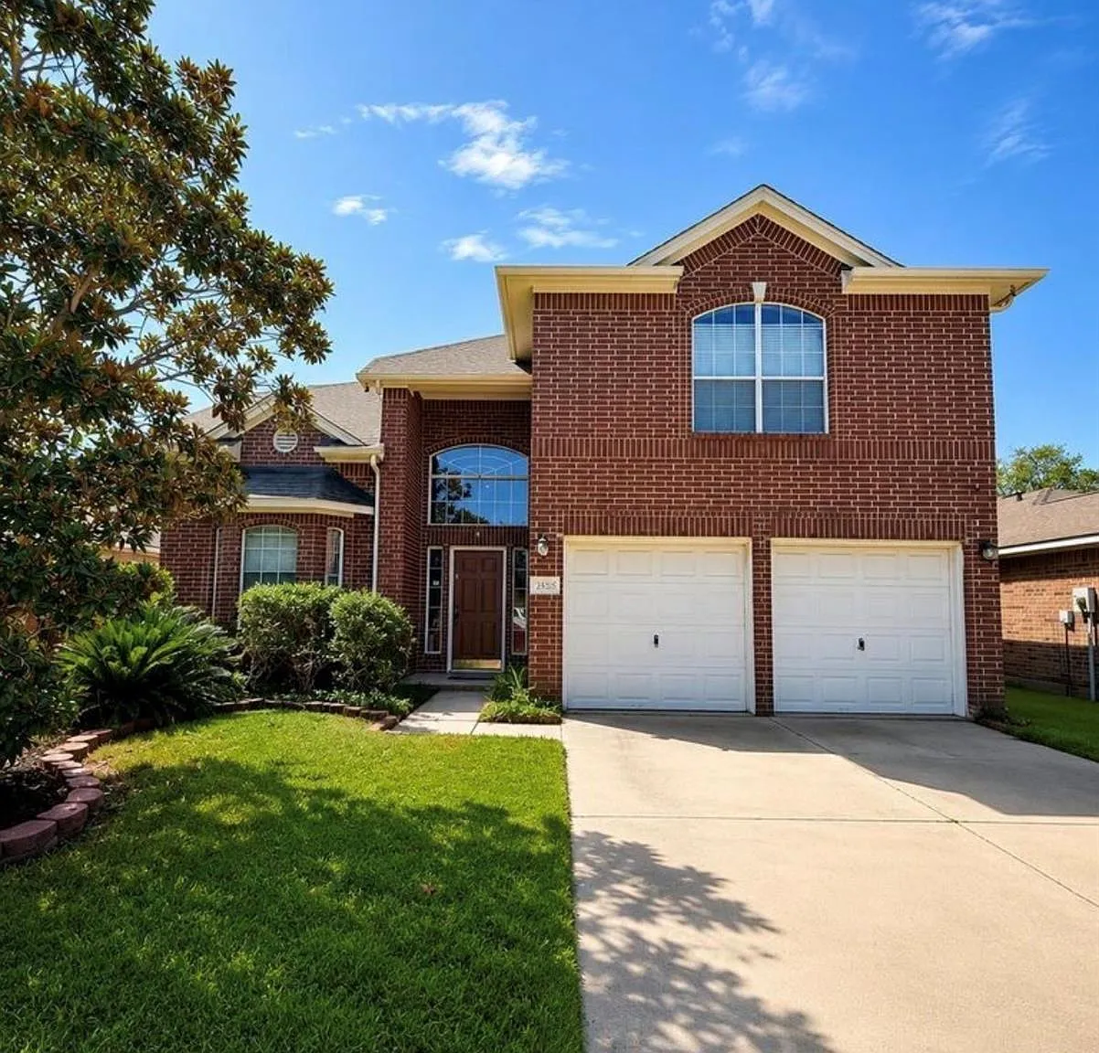 3 bed, 2.5 bath, 2202 sqft, $2,100 — Photo 1