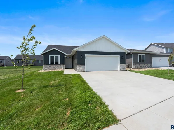 260 Lydia Ct, Harrisburg, SD 57032