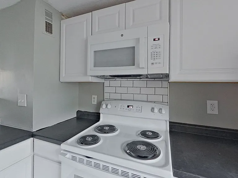 3605 Cushing Dr — Photo 4