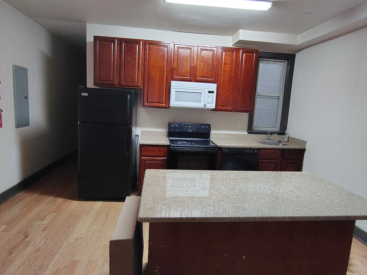 1 bed, 1.5 bath, 2733 sqft, $850 — Photo 2