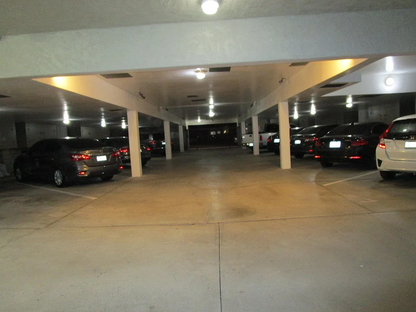 3 bed, 1050 sqft, $3,395 — Photo 2