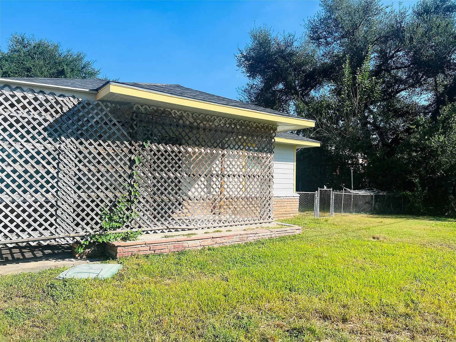2 bed, 1.0 bath, $1,200 — Photo 2