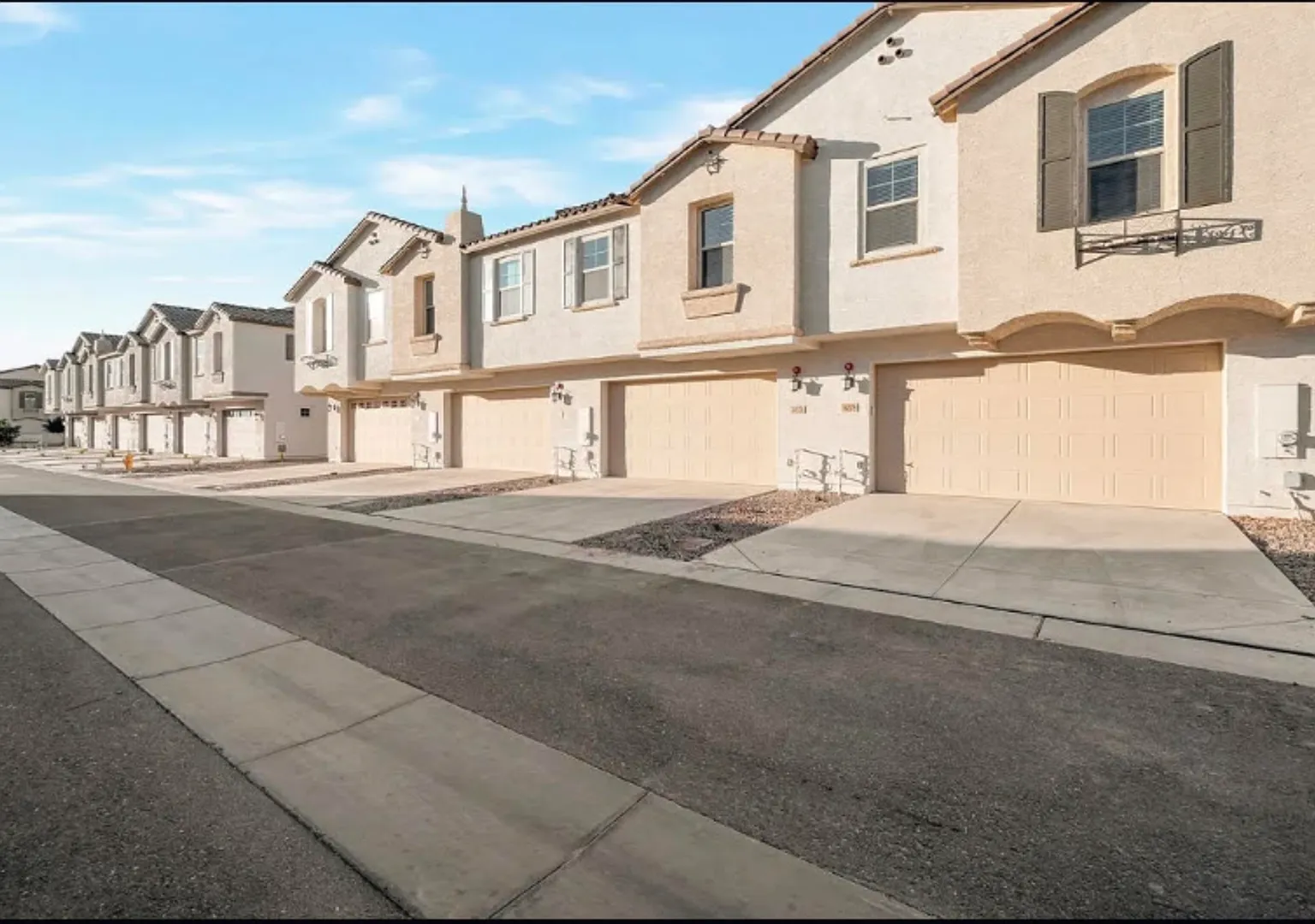 Like New luxurious Model Home with lots of Upgrades in Warner Meadow — Photo 2