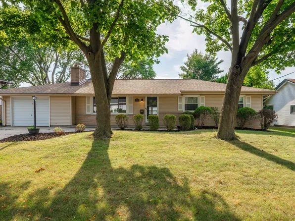 W174N9419 Joper Rd, Menomonee Falls, WI 53051
