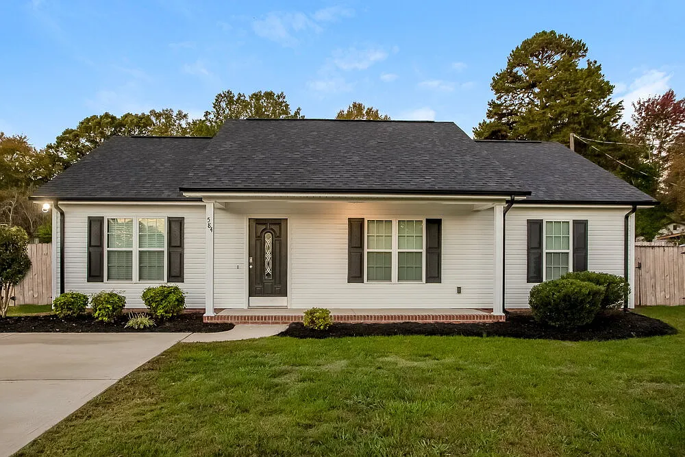 3 bed, 2.0 bath, 1320 sqft, $2,085 — Photo 3