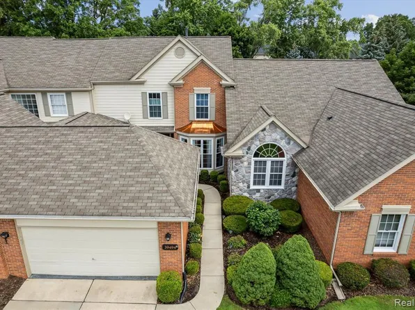 39494 Village Run Dr, Northville, MI 48168