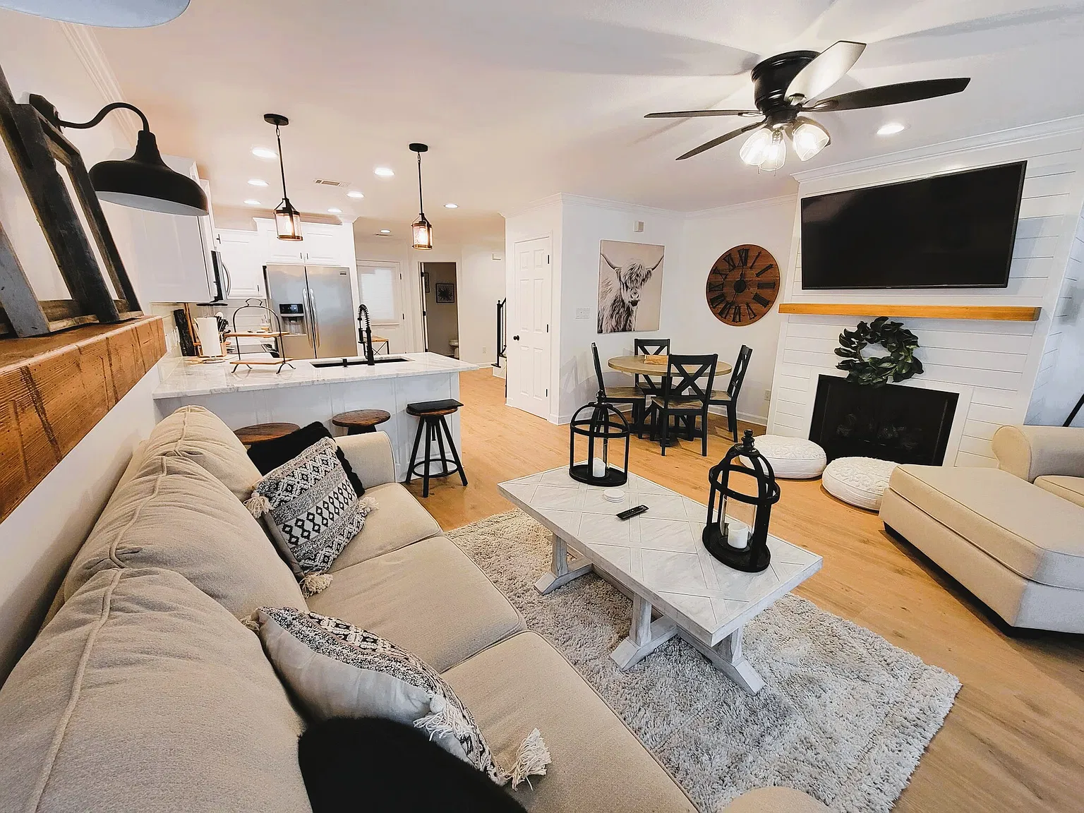 2 bed, 2.5 bath, 1400 sqft, $3,200 — Photo 3