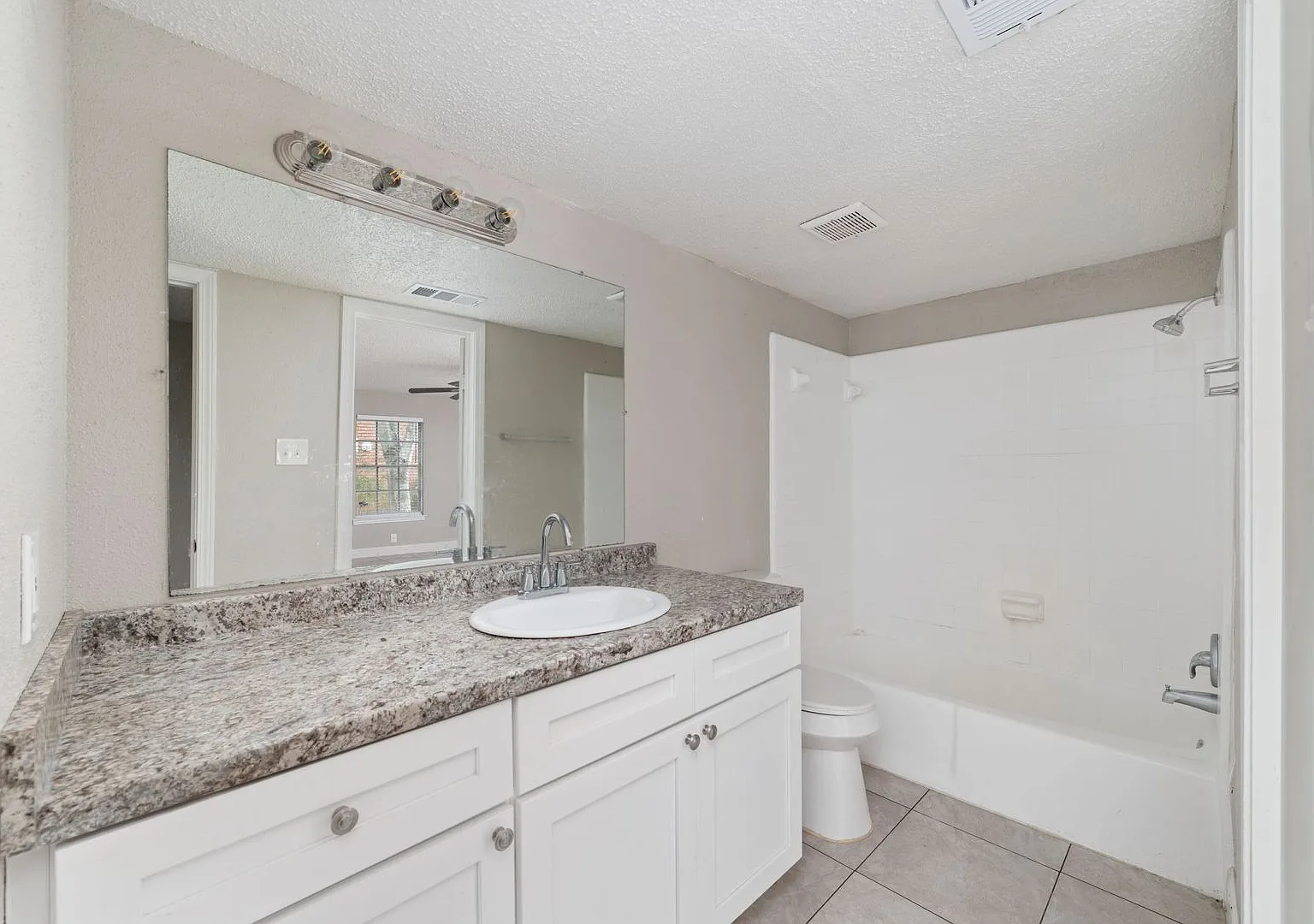 Newly Renovated Apartment In Houston — Photo 3