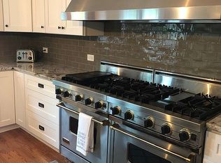 207 Pond Ridge Rd, Libertyville, IL 60048