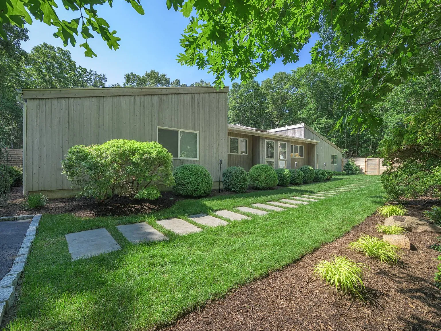 Southampton Contemporary 340' Off-Road — Photo 2