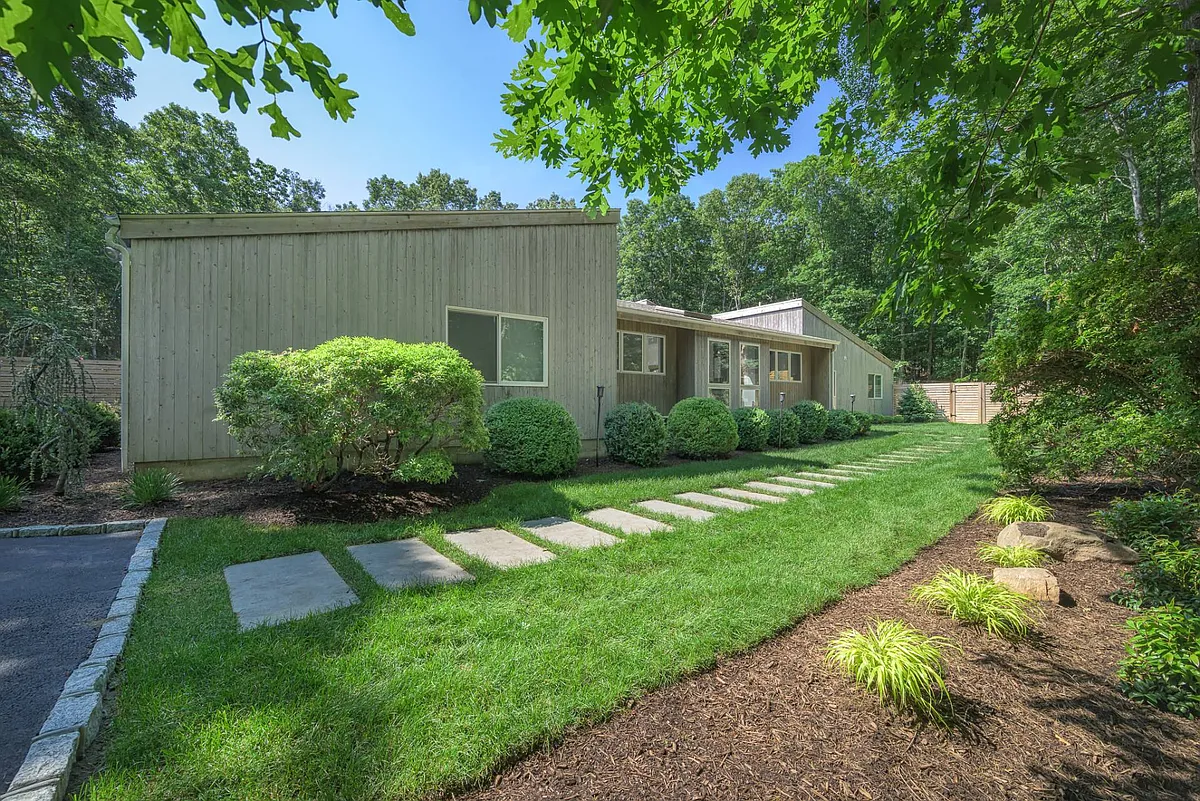 Building Photo - 1646 Noyack Rd