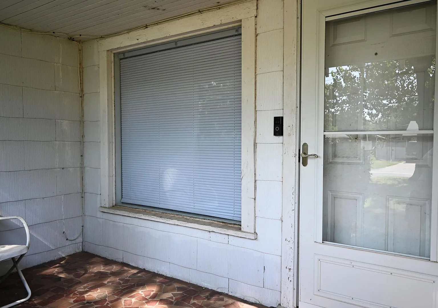 2 Bed 1 Bath With Character In Ray Massie! — Photo 2