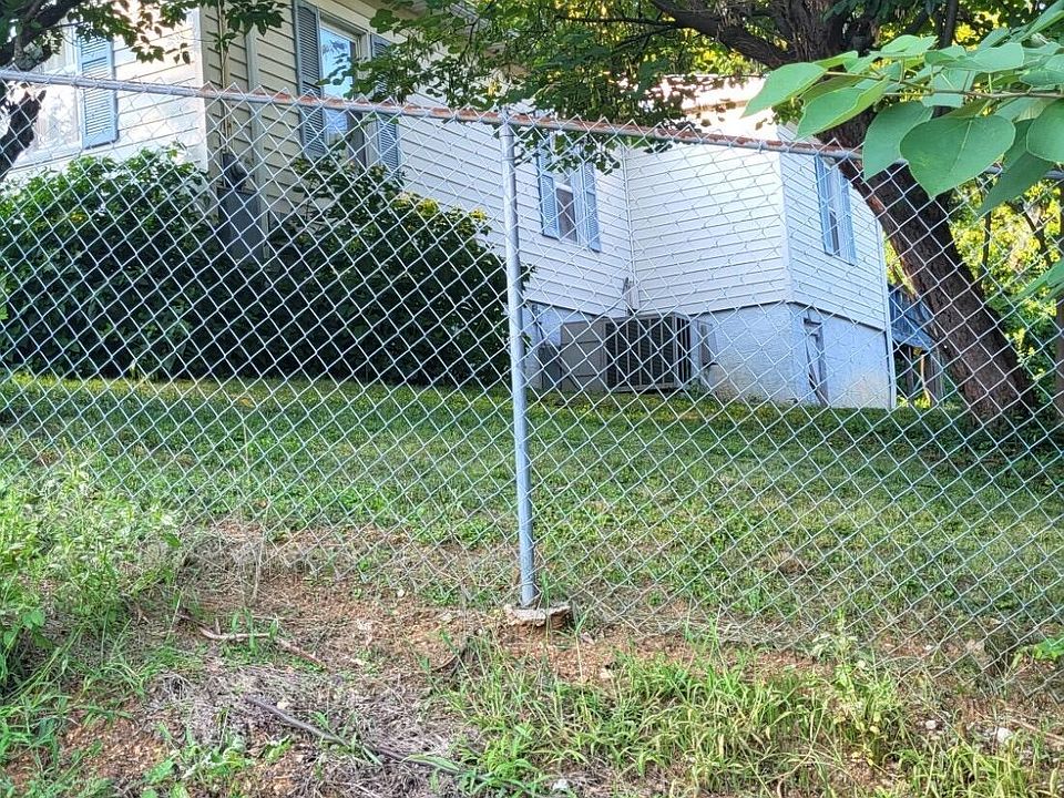 2nd image of 910 Reed St