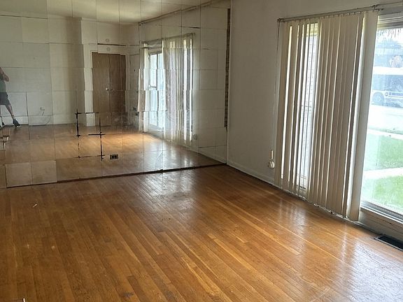 4th image of 1300 E 87th St