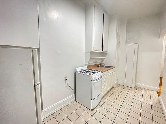 4th image of 303 E 6th St #4