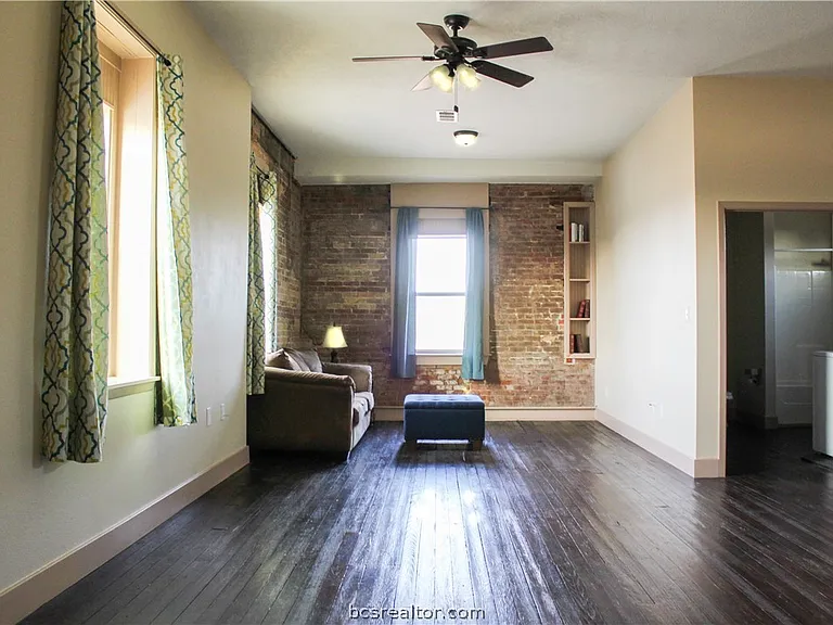 100 E Buck St #B — Photo 15