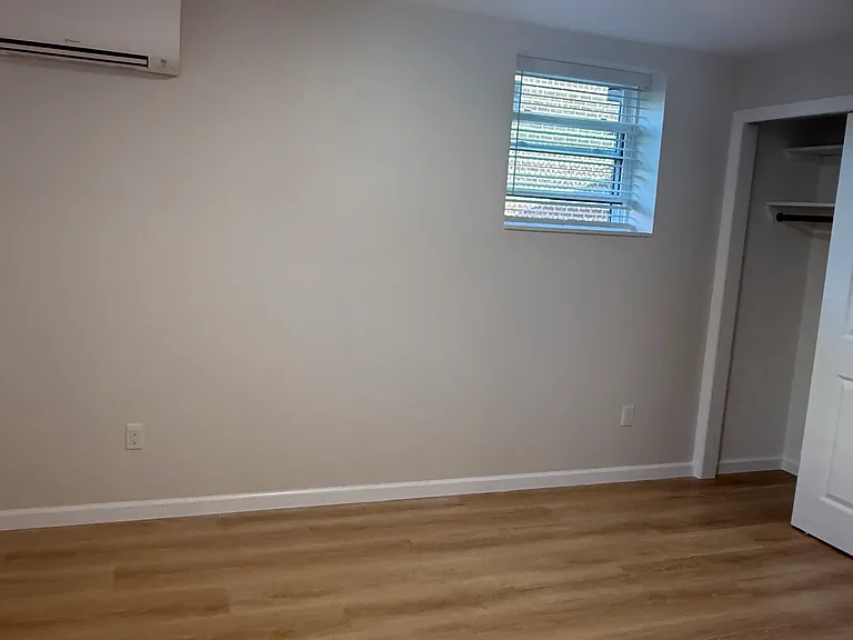 2240 Hering Ave — Photo 12