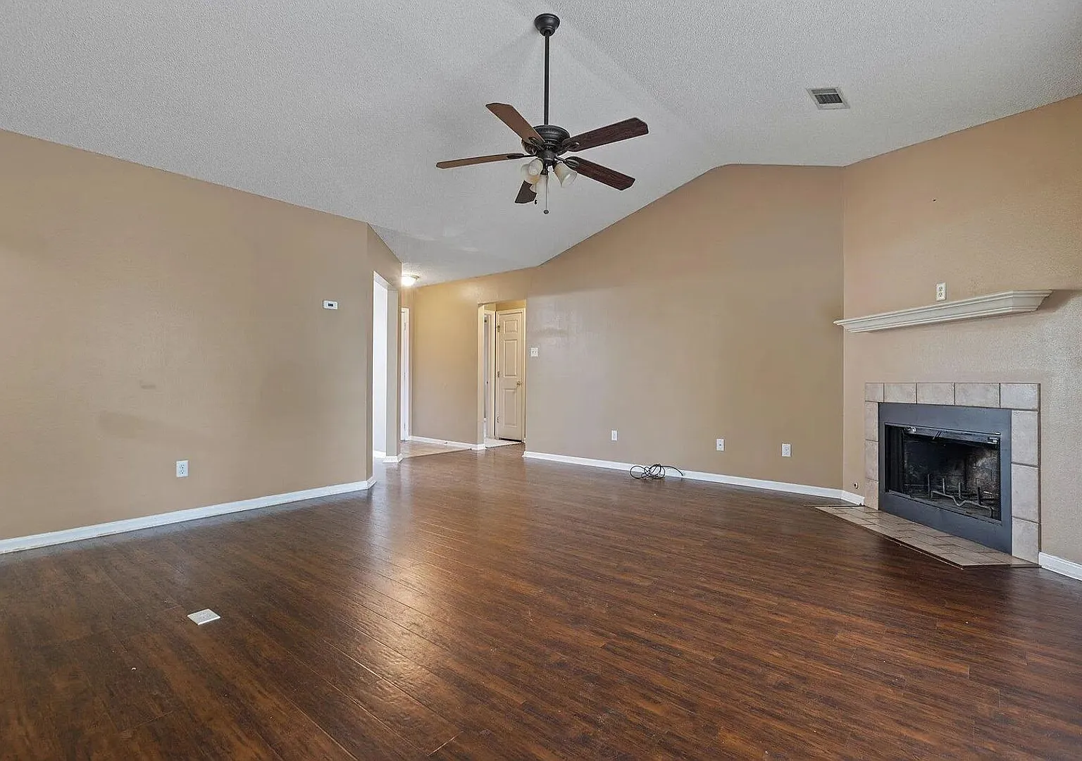 3 bed, 2.0 bath, 1800 sqft, $2,100 — Photo 4
