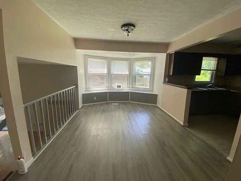 Dining area with bay