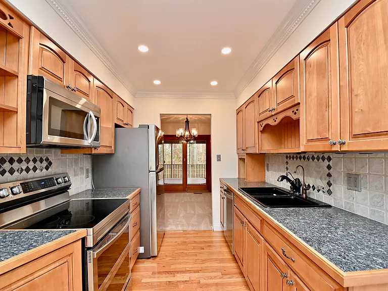 7775 Newington Woods Dr — Photo 16